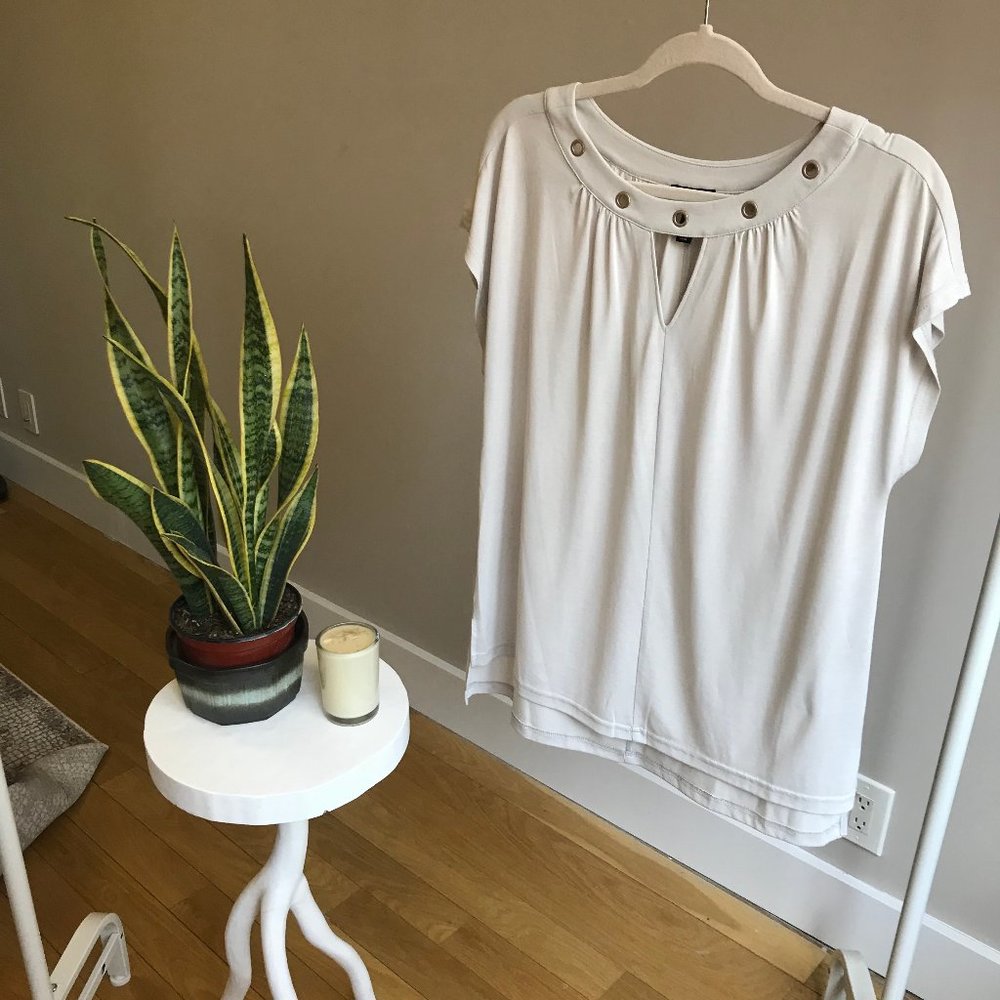 Jones New York Off-White Keyhole Top